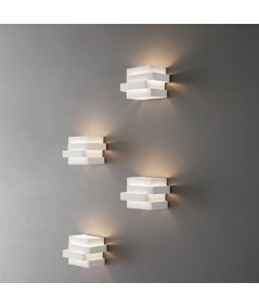 Lampada a parete Escape Cube realizzata in alluminio verniciato bianco