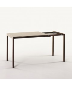 tavolo allungabile ciak con struttura in ottone scuro, piano antigraffio tortora opaco e prolunga in melaminico sabbia