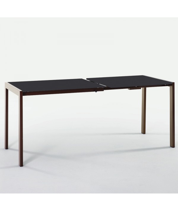 tavolo allungabile ciak con struttura in ottone scuro, piano antigraffio antracite opaco e prolunga in melaminico antracite