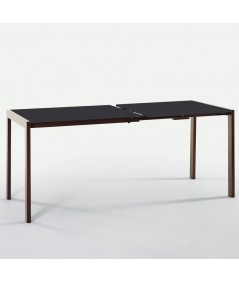 tavolo allungabile ciak con struttura in ottone scuro, piano antigraffio antracite opaco e prolunga in melaminico antracite