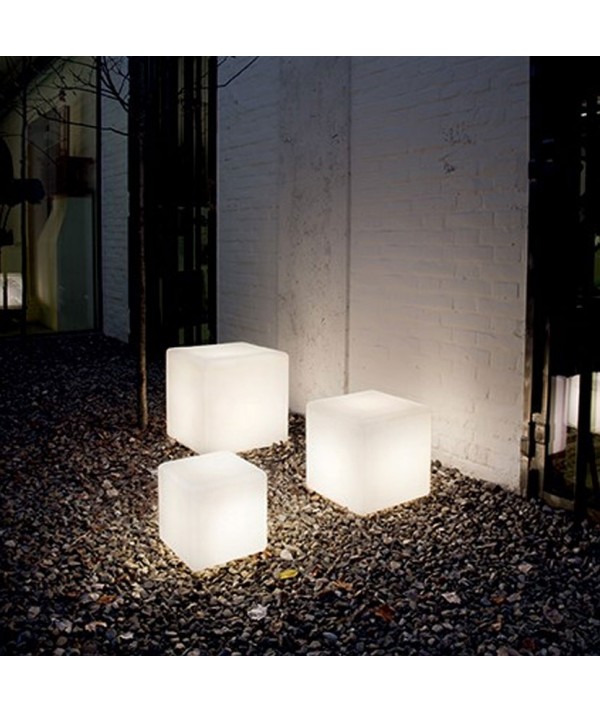 Lampada per esterno Luna Outdoor realizzata in materiale plastico bianco opaco