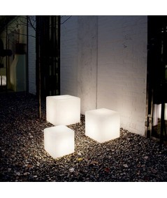 Lampada per esterno Luna Outdoor realizzata in materiale plastico bianco opaco