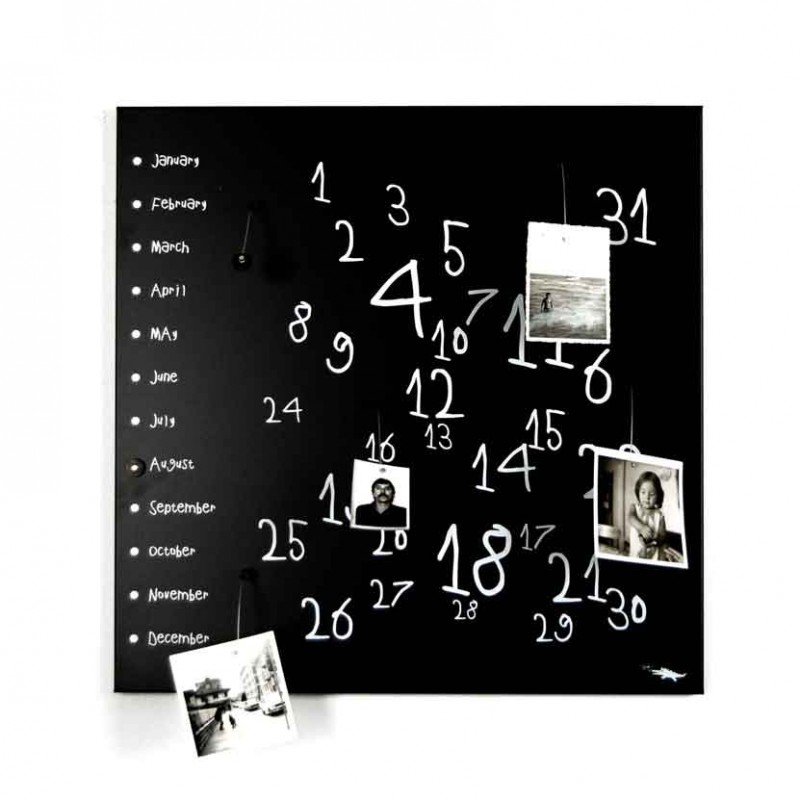 Calendario perpetuo Krok Black di dESIGNoBJECT realizzato in lamiera tagliata al laser verniciata a polvere di colore nero e ser