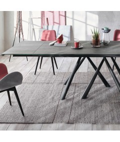 Tavolo allungabile Forest di Midj realizzato con la struttura in acciaio grafite piano in cristalceramica piombo  ambientato