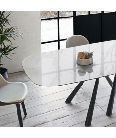 Tavolo Fisso Forest di Midj realizzato con la struttura in acciaio nero piano in cristalceramica marmo calacatta ambientato