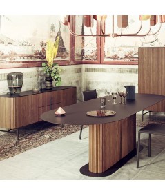 Tavolo riga di Alf Da Frè con top e basamento in metallo e scocca in Frassino tinto noce ambientato con credenza e madia riga