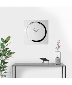 Orologio S-ENSO da parete realizzato su lamiera di metallo serigrafata a mano, versione nera ambientato