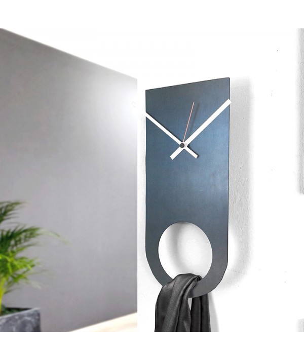orologio a parete in metallo e ferro nero di dESIGNoBJECT