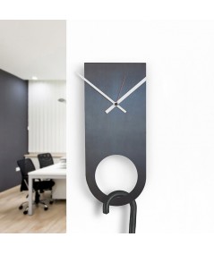 orologio a parete in metallo e ferro nero di dESIGNoBJECT portaobrelli