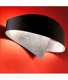 applique scudo bicolore nero e foglia argento di Selène  sfondo rosso