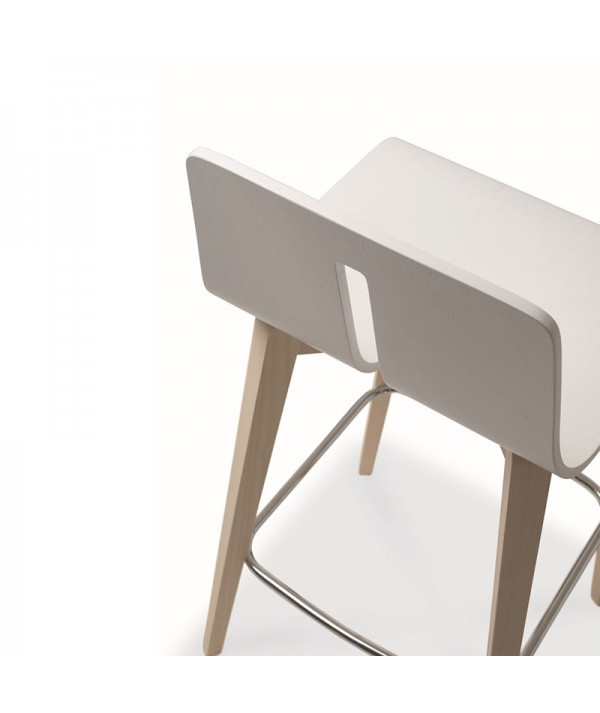 sgabello gordon di friulsedie realizzato con struttura in legno di frassino con sedile in evidenza laccato bianco poro aperto