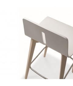 sgabello gordon di friulsedie realizzato con struttura in legno di frassino con sedile in evidenza laccato bianco poro aperto