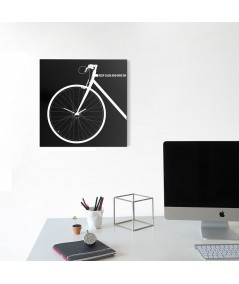 Orologio da parete Bike Clock in metallo nero ambientato
