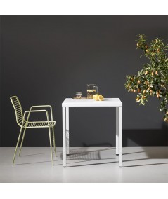 Sedia Summer con braccioli verde tiglio ambientata