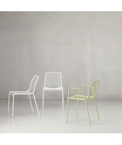 Sedia Summer con braccioli verde tiglio e bianco ambientata