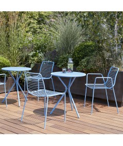 Sedia Summer con braccioli azzurro ambientata