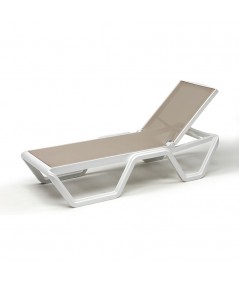 Lettino da sole Vela tortora/bianco di scab design in tecnopolimero ambientato