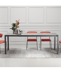 tavolo Pranzo allungabile di scab in metallo antracite con piano in stratificato HPL effetto cemento allungato ambientato