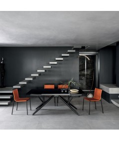 Sedia Shape cuoio ambientato
