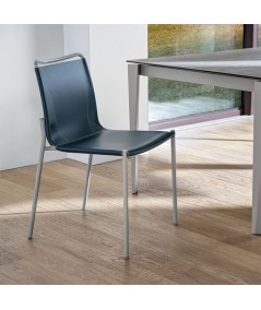 Sedia Shape cuoio blu dettaglio