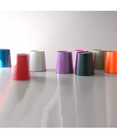 Bobino tavolino rotondo a forma conica  in metallo colorato con ruote interne. 