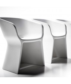Poltroncina Margarita per interni ed esterni in polietiline riciclabile di colore bianco