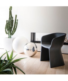 Poltroncina Margarita per interni ed esterni in polietiline riciclabile di colore antracite